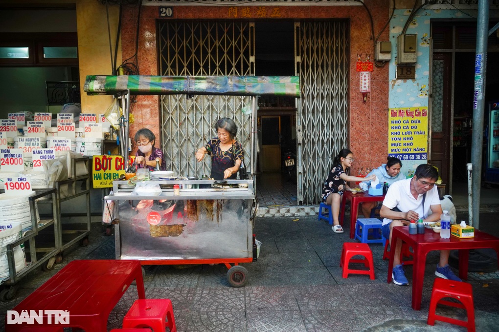 Hàng bột chiên 30 năm của chị em cụ bà ở vậy nuôi nhau - 1 Hàng bột chiên 30 năm của chị em cụ bà ở vậy nuôi nhau - 1