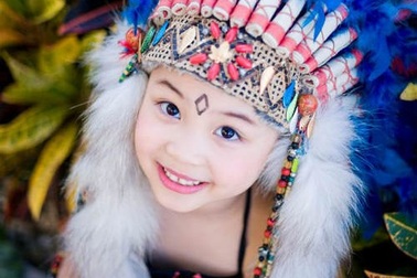 Bé gái Hà Nội hóa thân thành thổ dân nhí xinh đẹp