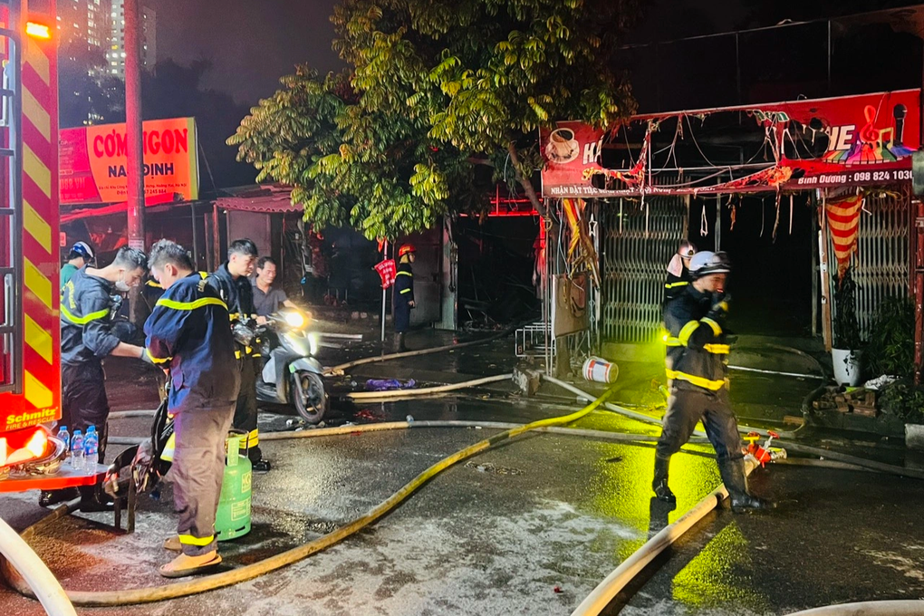 Cháy 4 nhà dân tại cổng khu công nghiệp Vĩnh Tuy ở Hà Nội - 4 Cháy 4 nhà dân tại cổng khu công nghiệp Vĩnh Tuy ở Hà Nội - 4