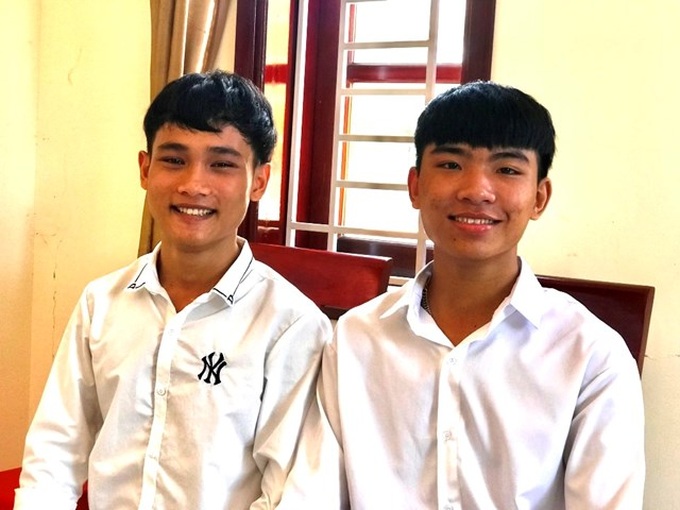 Gương mặt rạng ngời của 2 tân sinh viên: Nguyên (bên trái) và Hoàng (bên phải). Ảnh: An Nhiên