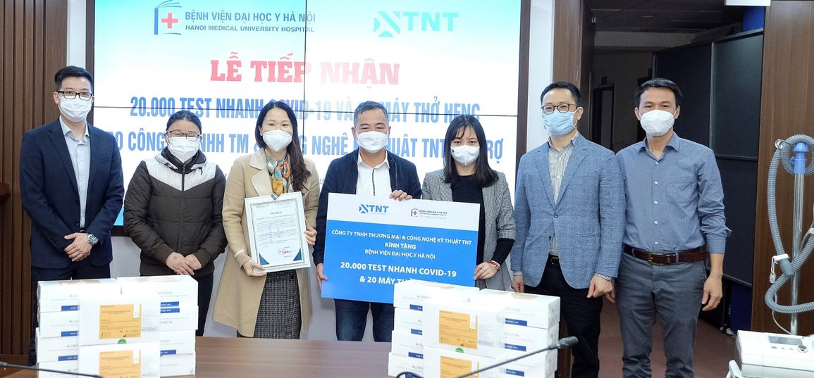 Doanh nghiệp tặng 20.000 test nhanh Covid-19 và 20 máy thở cho Bệnh viện Đại học Y - 1 Doanh nghiệp tặng 20.000 test nhanh Covid-19 và 20 máy thở cho Bệnh viện Đại học Y - 1