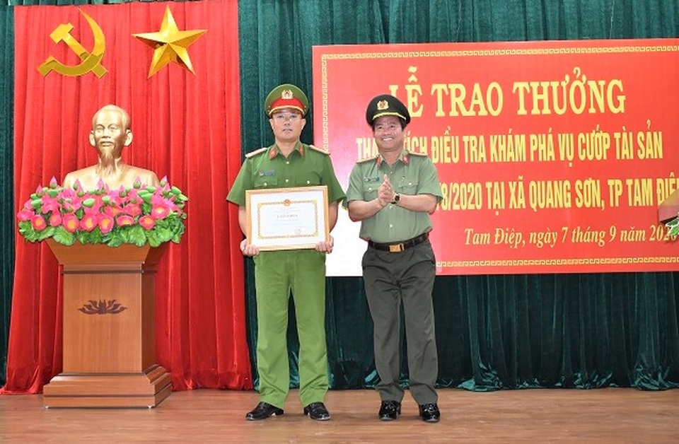 Khen thưởng lực lượng công an phá nhanh vụ án cướp ô tô - 2 Khen thưởng lực lượng công an phá nhanh vụ án cướp ô tô - 2