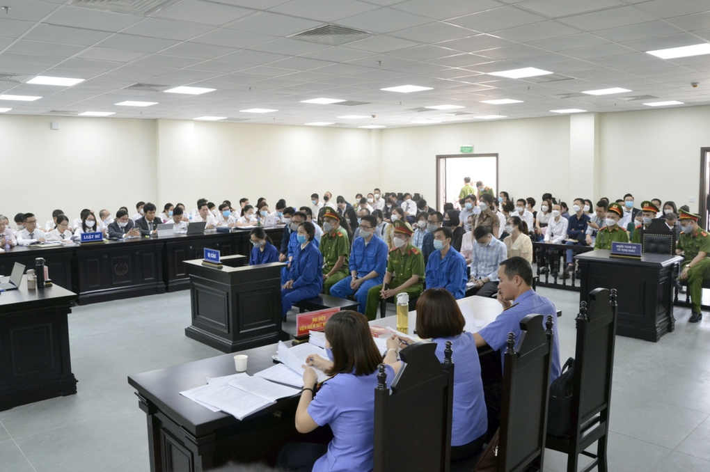 Siêu lừa câu kết với 17 nhân viên ngân hàng, chiếm đoạt hơn 430 tỷ đồng - 1 Siêu lừa câu kết với 17 nhân viên ngân hàng, chiếm đoạt hơn 430 tỷ đồng - 1