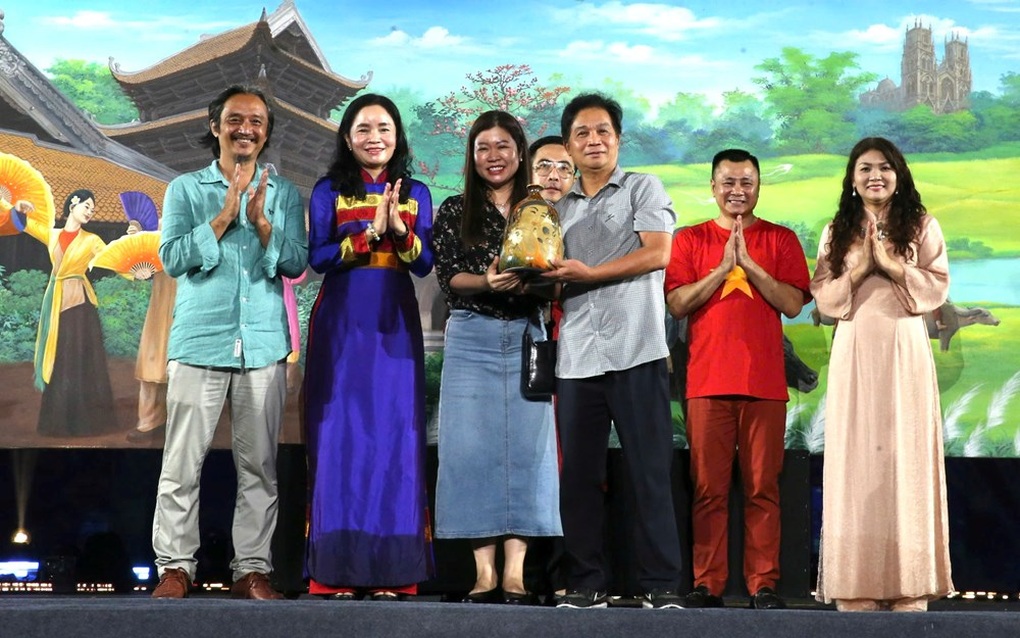 Bộ Văn hóa quyên góp gần 4,3 tỷ đồng ủng hộ đồng bào bị thiệt hại do bão lũ - 1