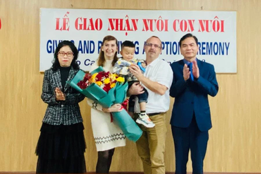 Đôi vợ chồng người Pháp được nhận nuôi bé trai có hoàn cảnh đặc biệt