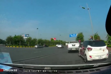 Giật mình hai xe ô tô lạng lách, kèn cựa nhau trên đường như phim hành động