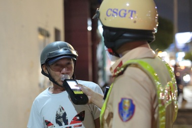 Tài xế nồng nặc mùi bia tìm cách từ chối kiểm tra nồng độ cồn ở TPHCM