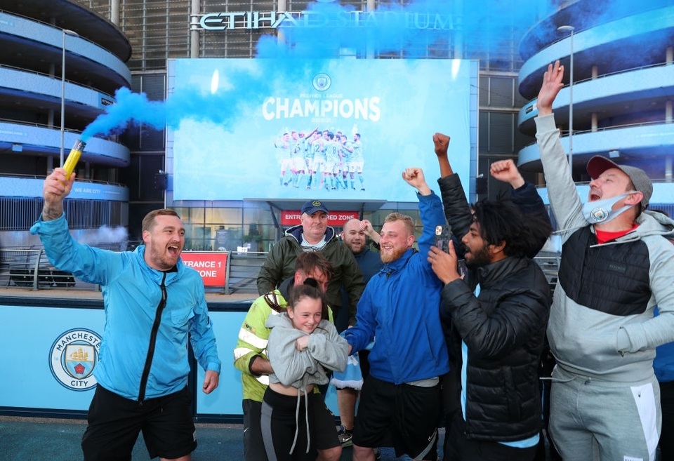 Cổ động viên đổ về Etihad ăn mừng Man City vô địch Premier League - 10 Cổ động viên đổ về Etihad ăn mừng Man City vô địch Premier League - 10