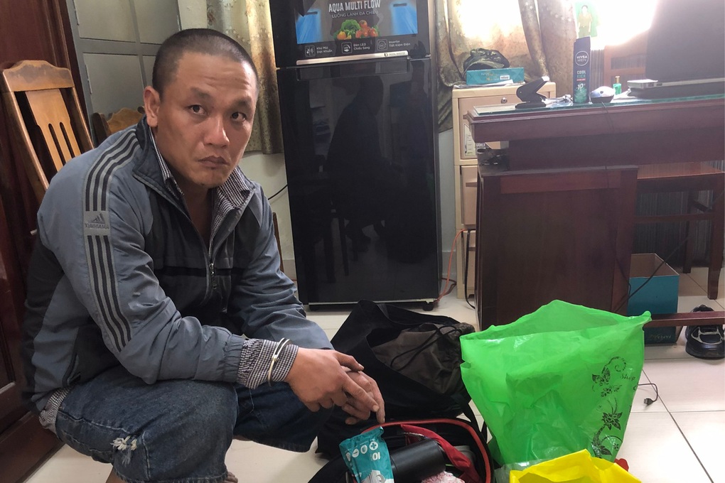 Bắt giữ con nghiện túng tiền cạy cửa ô tô trộm tài sản - 1 Bắt giữ con nghiện túng tiền cạy cửa ô tô trộm tài sản - 1