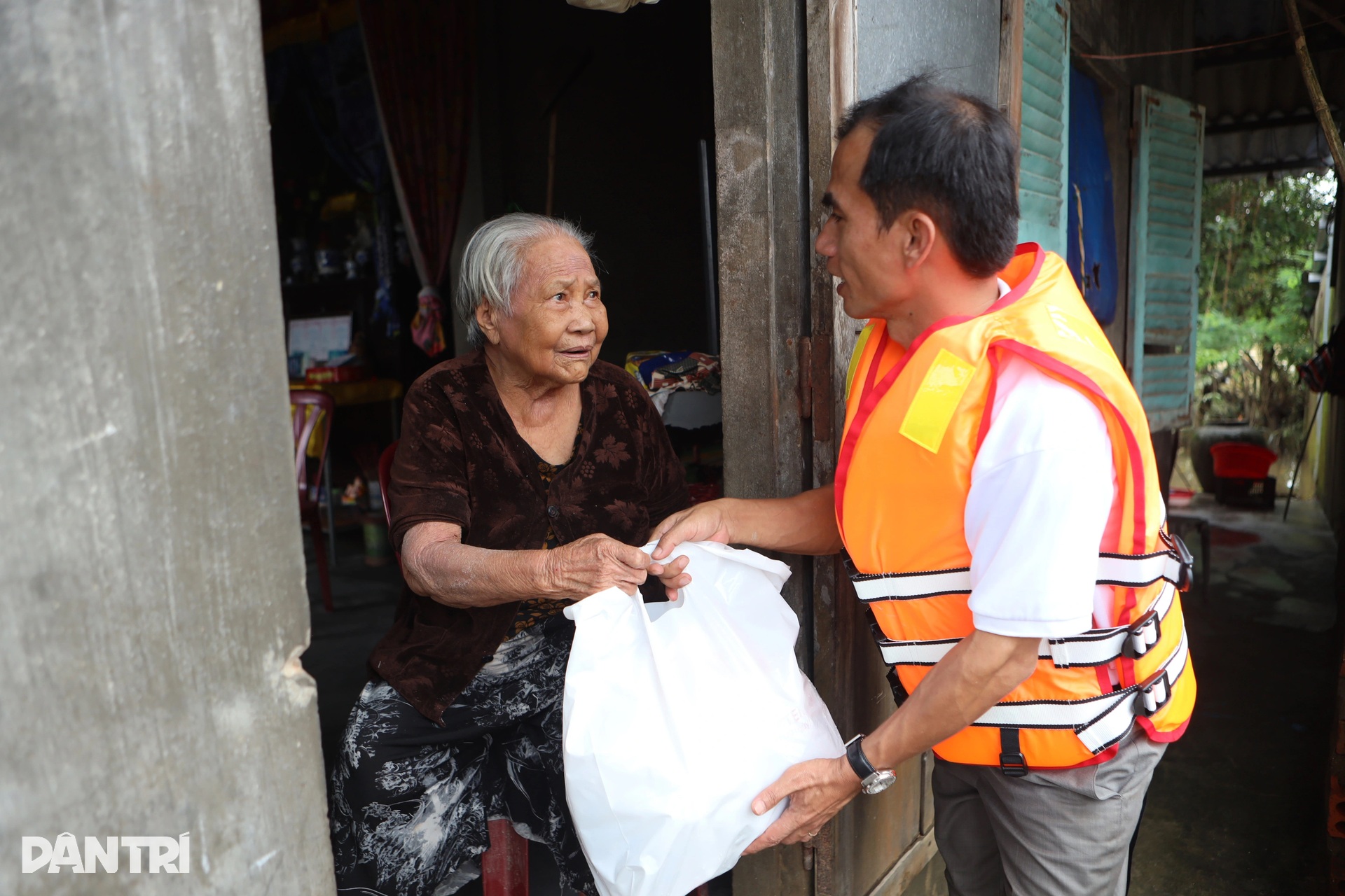 Báo Dân trí ngày đêm mang túi an sinh đến với cư dân vùng lũ ở ngã ba sông - 6 Báo Dân trí ngày đêm mang túi an sinh đến với cư dân vùng lũ ở ngã ba sông - 6