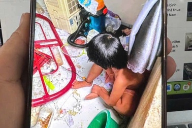 Bé gái 9 tuổi bị bố xích chân trong phòng