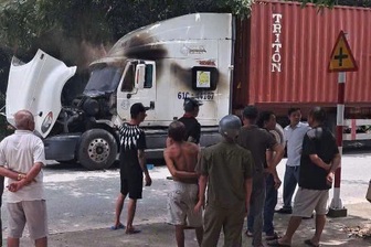 Người đàn ông đâm trọng thương đôi nam nữ rồi tự thiêu trên xe ở TPHCM