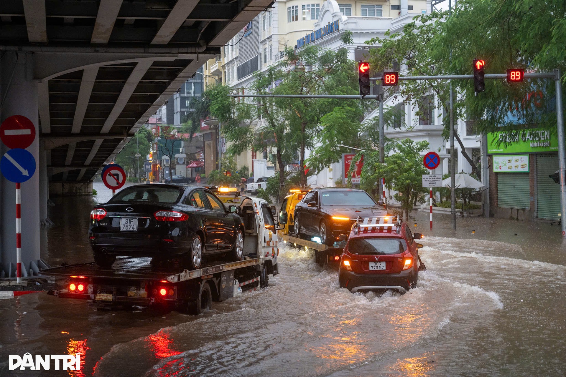 Hà Nội mưa lớn từ sáng sớm, phố phường ngập sâu, xe cộ chết máy hàng loạt - 15 Hà Nội mưa lớn từ sáng sớm, phố phường ngập sâu, xe cộ chết máy hàng loạt - 15