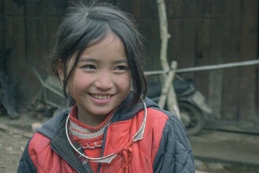Nụ cười "tan chảy trái tim" của bé gái H'Mông "hút" dân mạng