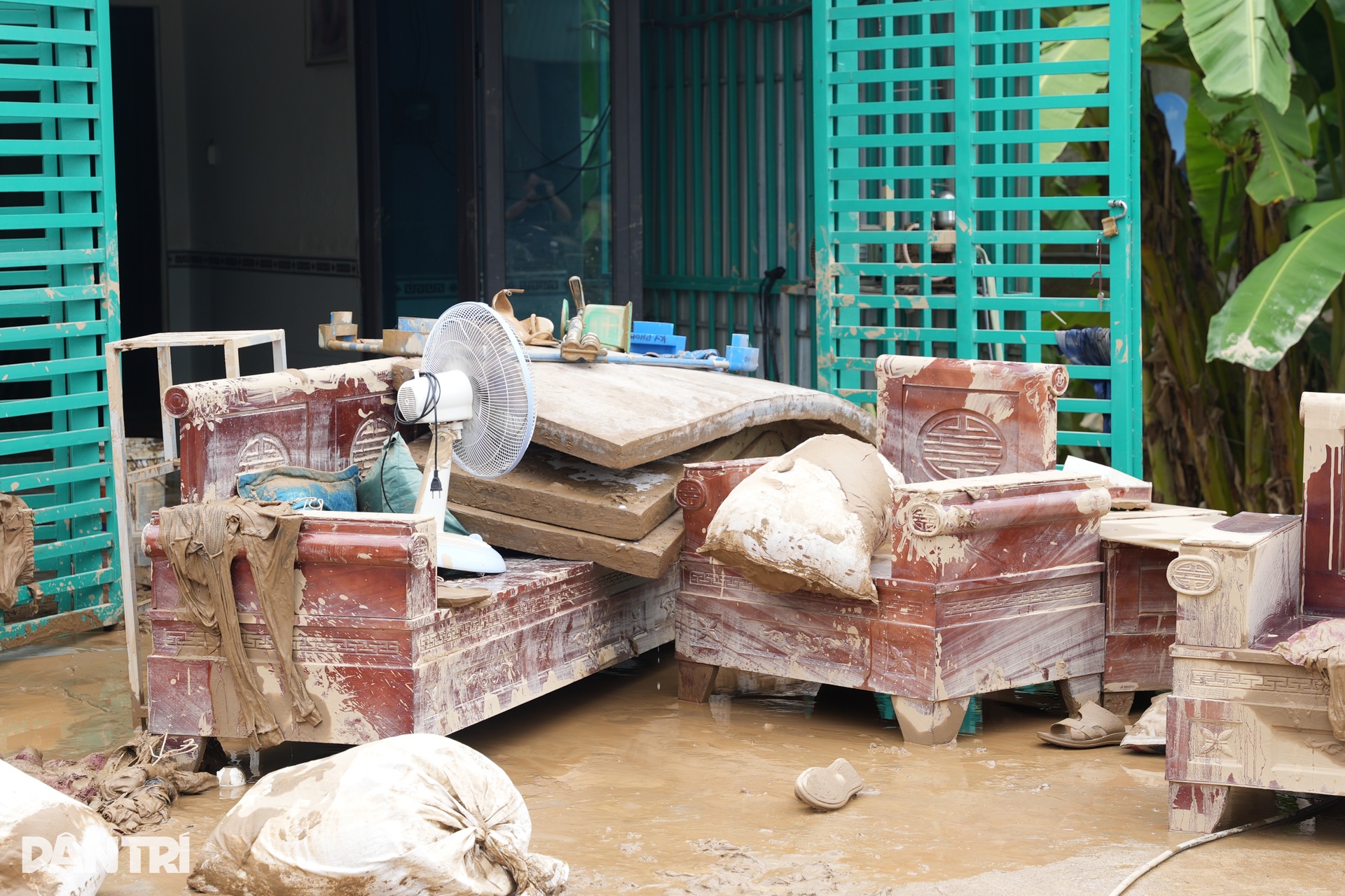 Bùn cao hơn cả mét, người dân vùng lũ Nghệ An hối hả dọn dẹp sau lũ - 7 Bùn cao hơn cả mét, người dân vùng lũ Nghệ An hối hả dọn dẹp sau lũ - 7