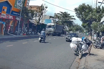 Nổi bật tuần qua: Tài xế ô tô thản nhiên dừng giữa đường ở làn ngược chiều