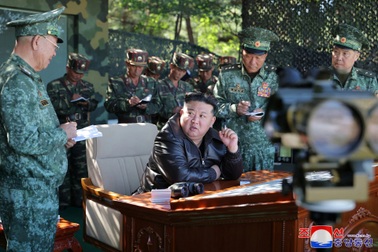 Bán đảo Triều Tiên căng như dây đàn, ông Kim Jong-un họp khẩn