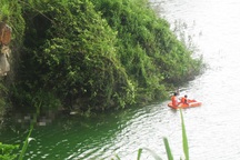 Phát hiện thi thể nam thanh niên trong hồ đá sau vách núi