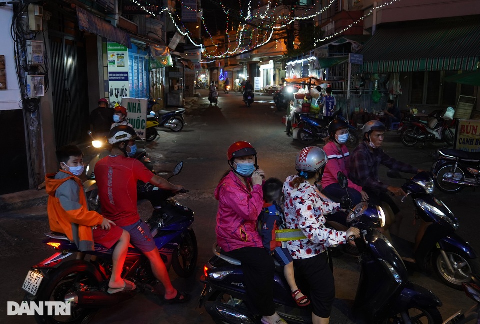 Những con hẻm lung linh ánh đèn đón mùa Noel khác biệt - 4 Những con hẻm lung linh ánh đèn đón mùa Noel khác biệt - 4