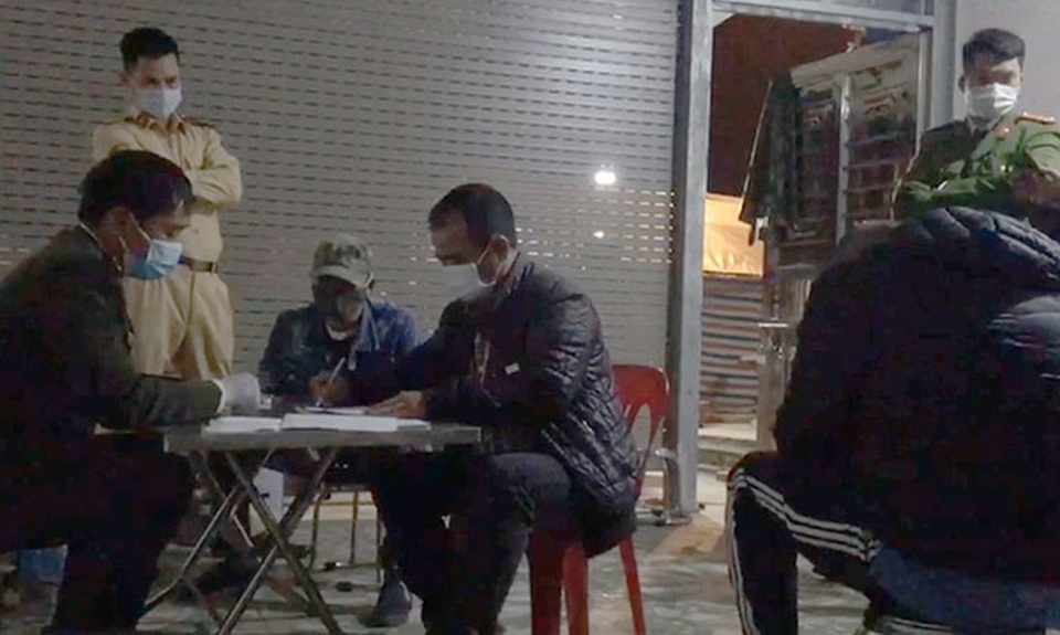 Hải Dương: Xử lý người chống đối, thông chốt kiểm dịch Covid-19 - 1 Hải Dương: Xử lý người chống đối, thông chốt kiểm dịch Covid-19 - 1