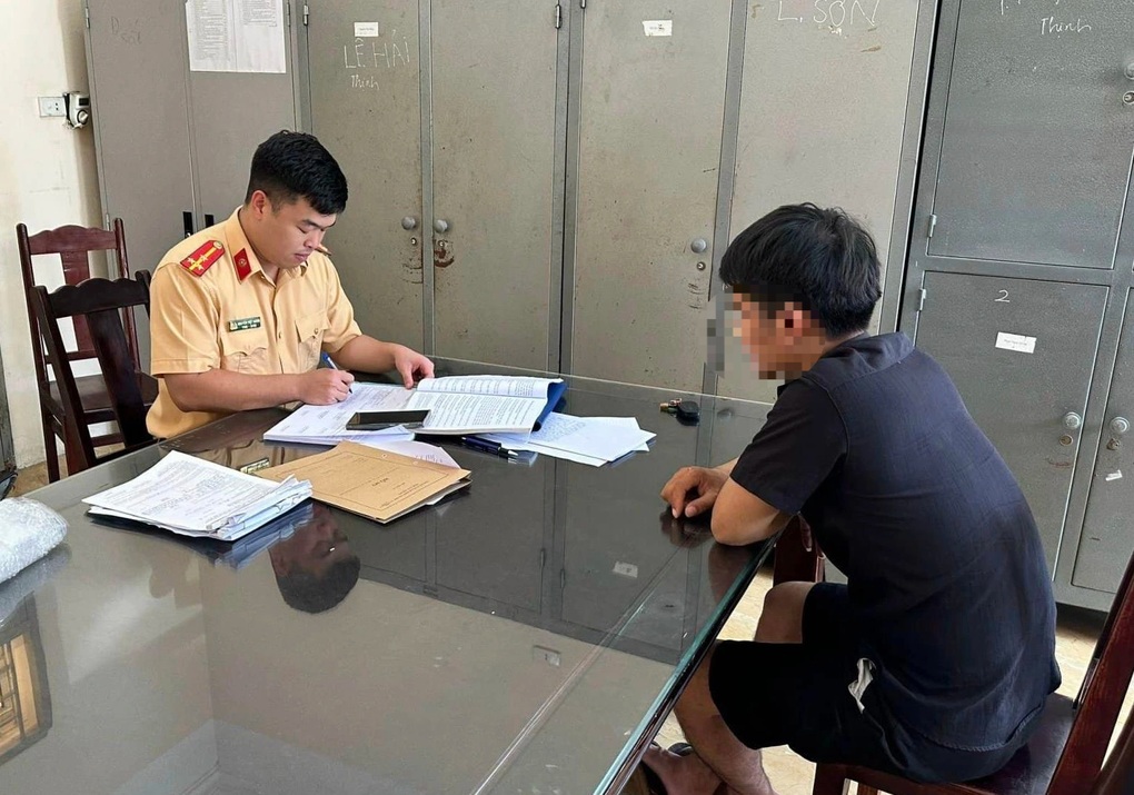 Tài xế bị phạt 17 triệu đồng, tước bằng lái 6 tháng vì lùi xe trên cao tốc - 1 Tài xế bị phạt 17 triệu đồng, tước bằng lái 6 tháng vì lùi xe trên cao tốc - 1