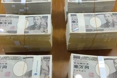 Cụ ông quyên góp ba lô đựng toàn tiền tiết kiệm cho thành phố