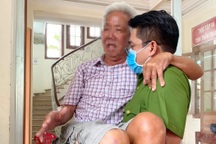 Chiến sĩ công an bế cụ ông khuyết tật khi đến làm căn cước công dân