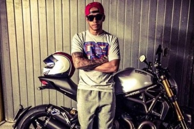 Cựu vô địch F1 Hamilton tìm niềm vui với xe phân khối lớn