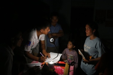 Gần 2 thập kỷ sống trong bóng tối, cả trăm học sinh chỉ khao khát ánh đèn