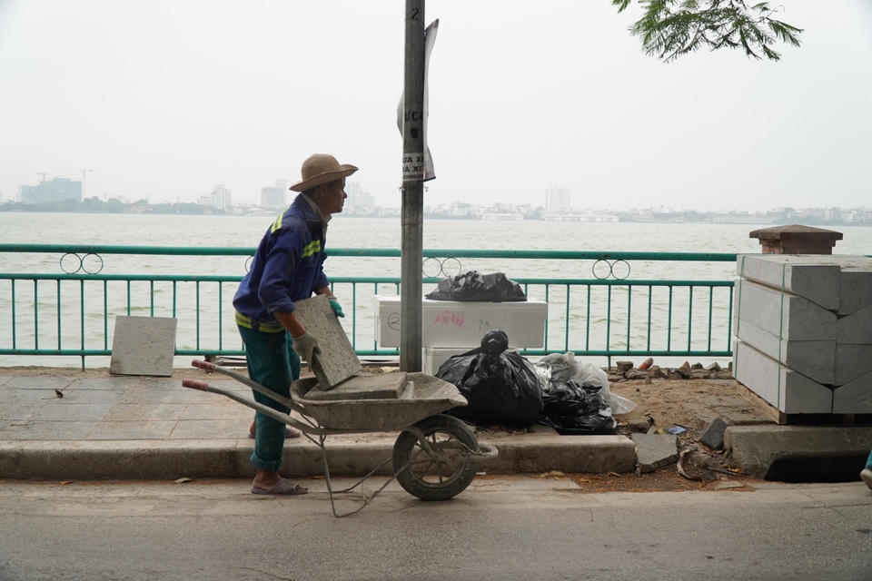 Vỉa hè hồ Tây “thay áo mới” - 7 Vỉa hè hồ Tây “thay áo mới” - 7