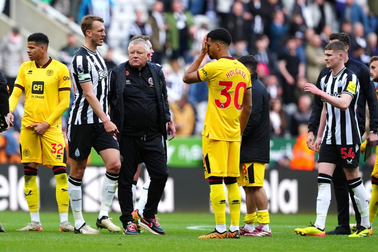 Xác định đội bóng đầu tiên xuống hạng tại Premier League