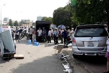 Náo loạn vì xe Innova truy đuổi kẻ trộm gương gây tai nạn