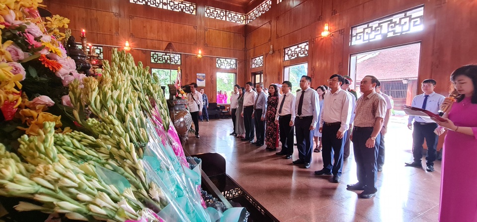 Khánh thành công trình đèn Led, bảng chỉ dẫn quê hương Chủ tịch Hồ Chí Minh - 1 Khánh thành công trình đèn Led, bảng chỉ dẫn quê hương Chủ tịch Hồ Chí Minh - 1