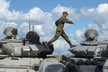 Xe tăng các nước rầm rập đổ về Nga “so tài”