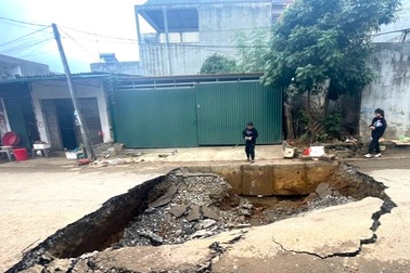 Hố "tử thần" giữa đường ở Hòa Bình được lấp đầy đất đá