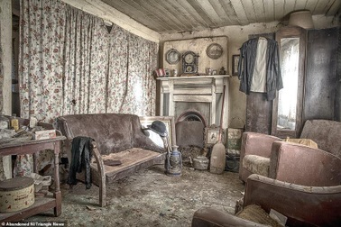 Ngỡ ngàng ngôi nhà bỏ hoang, bên trong toàn đồ cổ phủ bụi