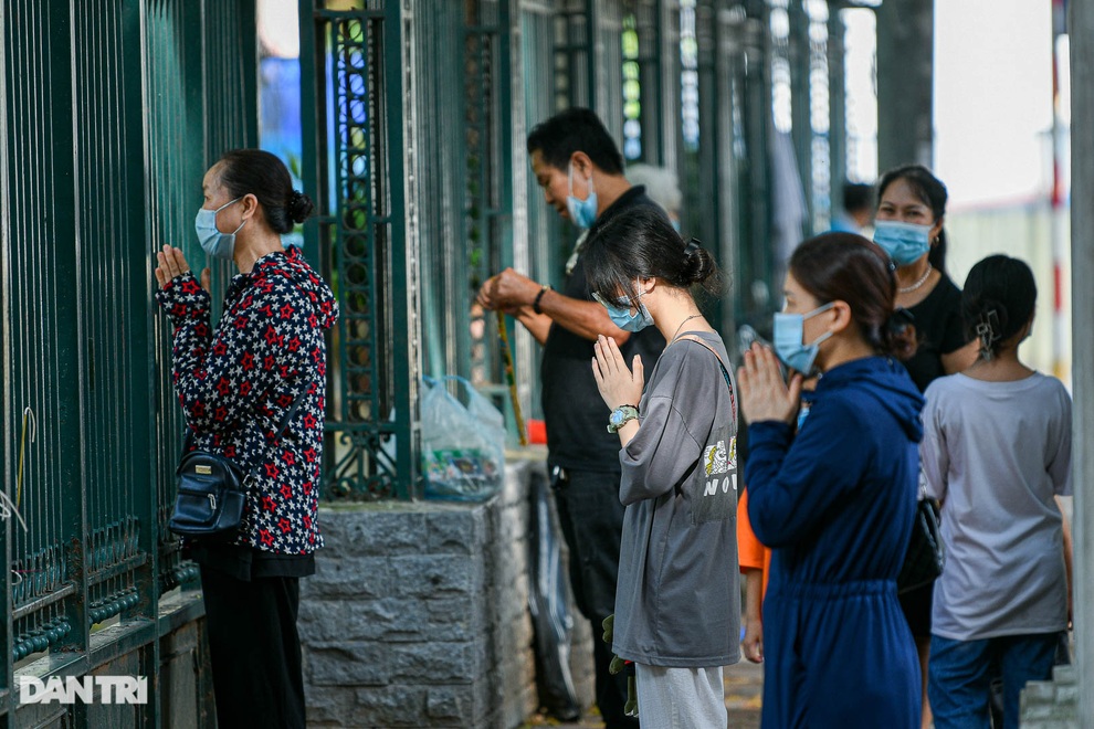 Sĩ tử, phụ huynh xếp hàng vái vọng, đốt vàng mã cầu may ngoài cổng Văn Miếu - 4 Sĩ tử, phụ huynh xếp hàng vái vọng, đốt vàng mã cầu may ngoài cổng Văn Miếu - 4
