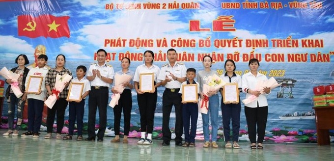 Lãnh đạo Vùng 2 Hải quân trao quyết định nhận đỡ đầu con ngư dân.