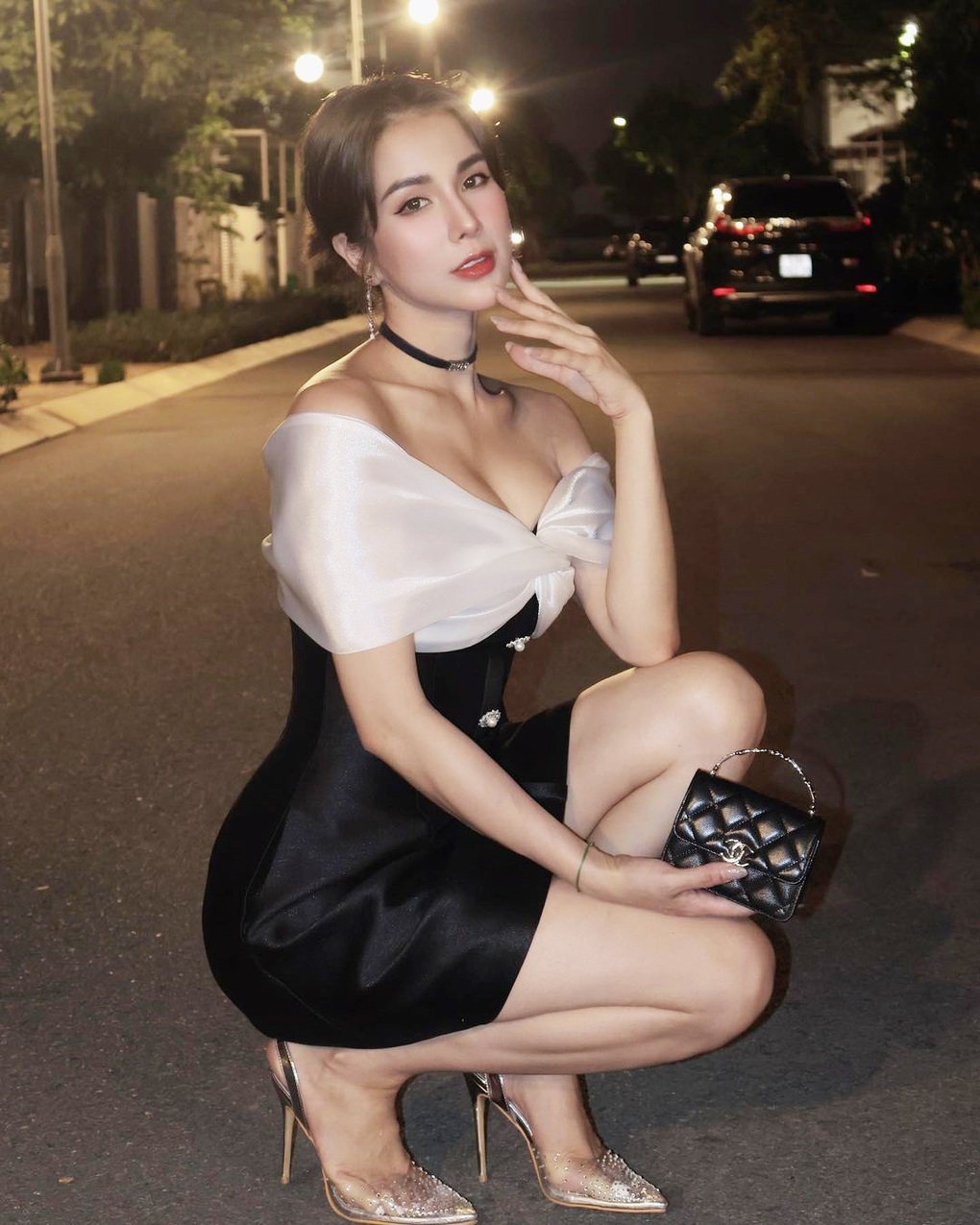 Diệp Lâm Anh thích diện váy áo gợi cảm, đeo túi Chanel trăm triệu đồng - 4 Diệp Lâm Anh thích diện váy áo gợi cảm, đeo túi Chanel trăm triệu đồng - 4