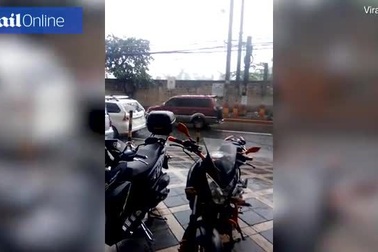 Clip em bé vô gia cư đội mưa làm bài tập tại Philippines khiến nhiều người cảm động