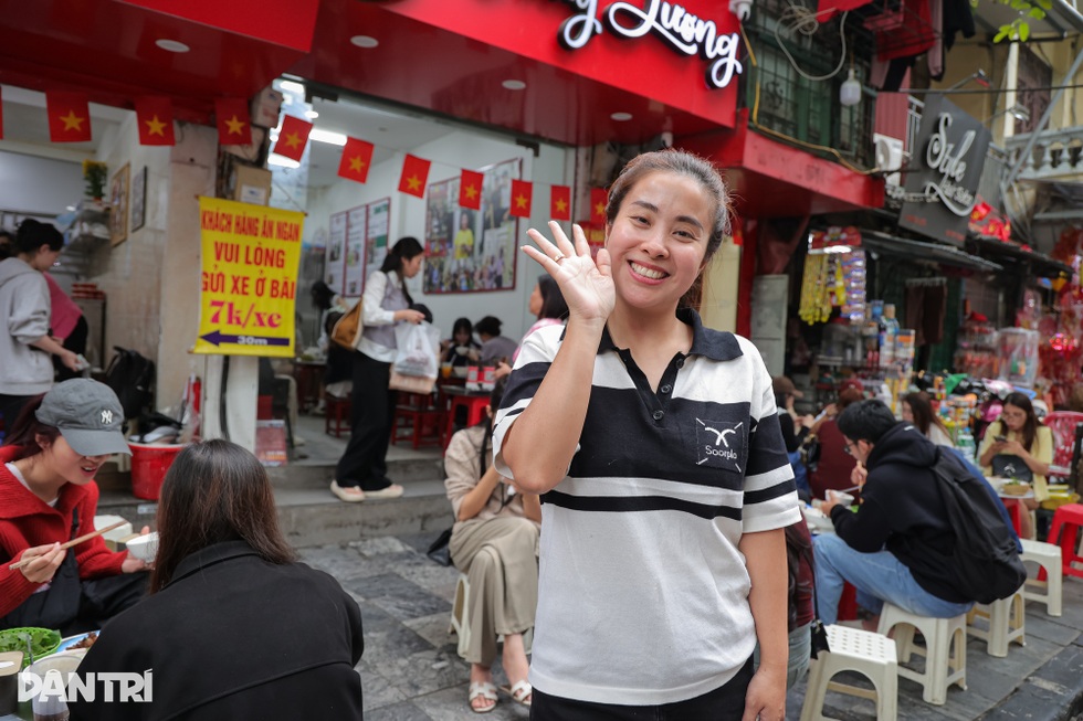 Quán ngan cháy tỏi ở Hà Nội ra đời từ lần bán ế, khách xếp hàng kín đường - 9