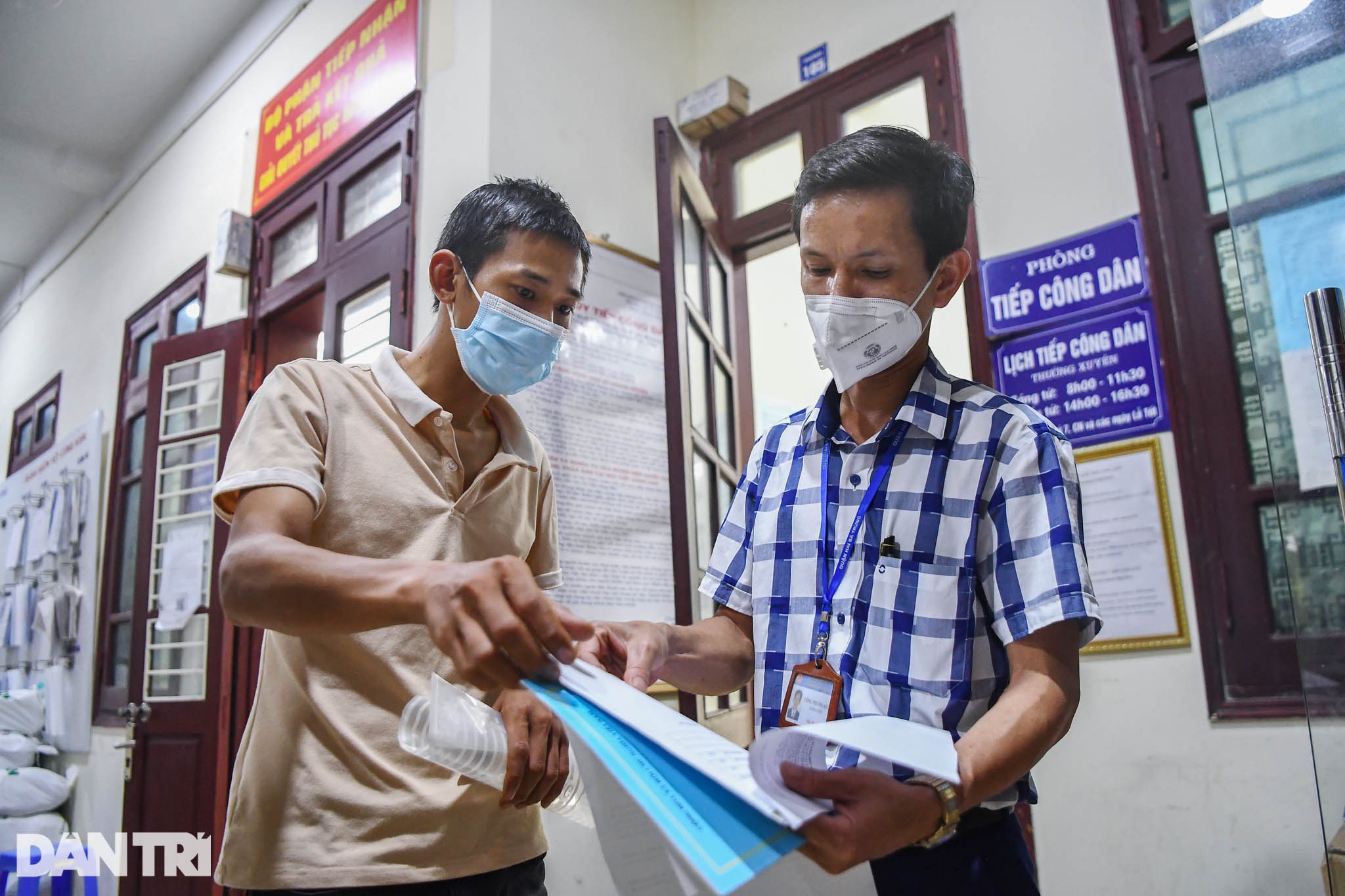 Xuyên đêm chờ ở trụ sở UBND phường làm thủ tục cấp giấy đi đường - 4 Xuyên đêm chờ ở trụ sở UBND phường làm thủ tục cấp giấy đi đường - 4