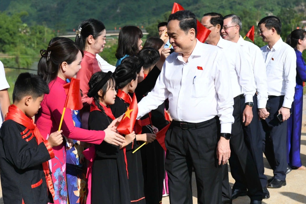 Chủ tịch Quốc hội dâng hương Chủ tịch Hồ Chí Minh tại Khu Di tích Tân Trào - 1 Chủ tịch Quốc hội dâng hương Chủ tịch Hồ Chí Minh tại Khu Di tích Tân Trào - 1