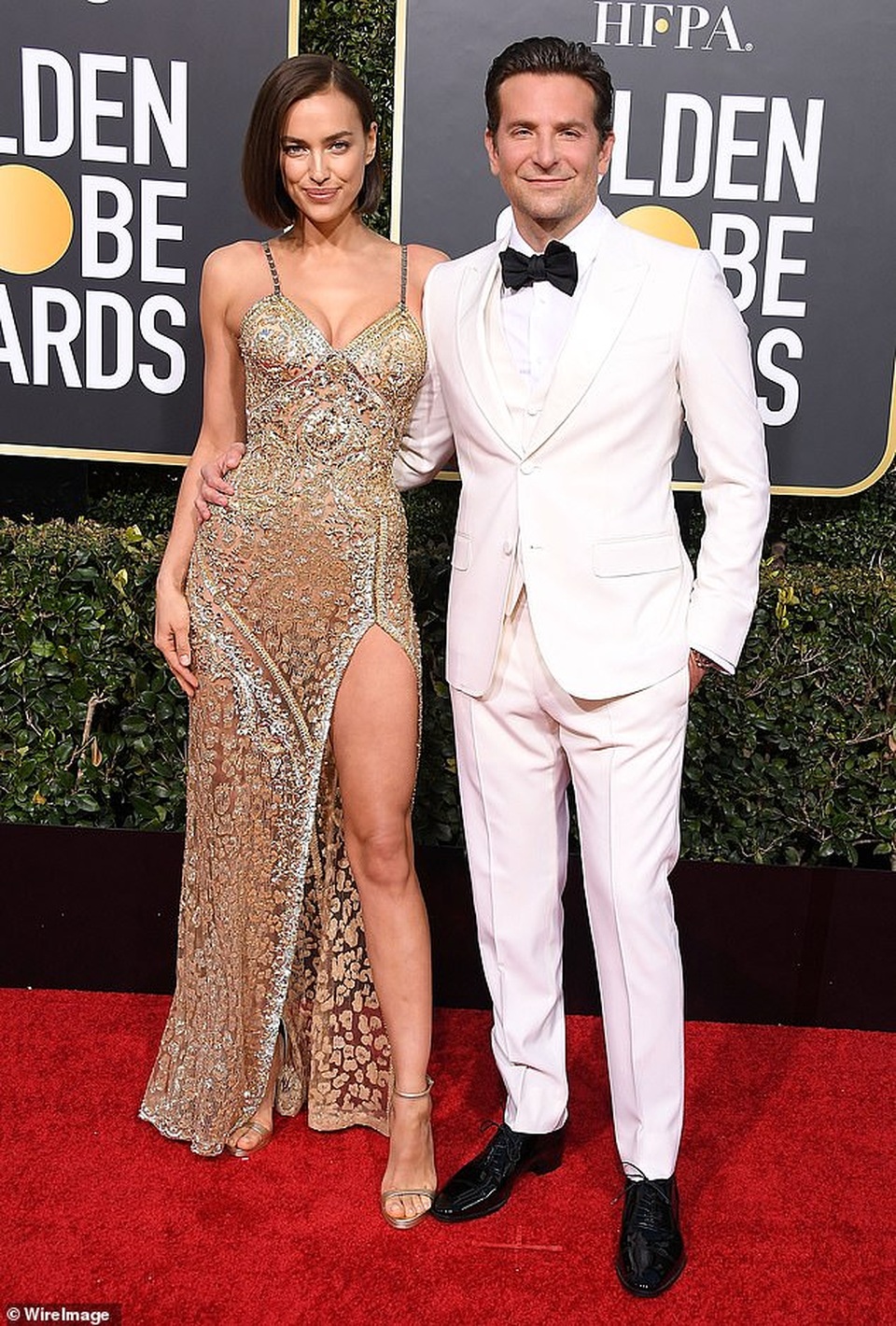 Tình cũ Ronaldo tái xuất quyến rũ với trang phục lạ mắt - 4