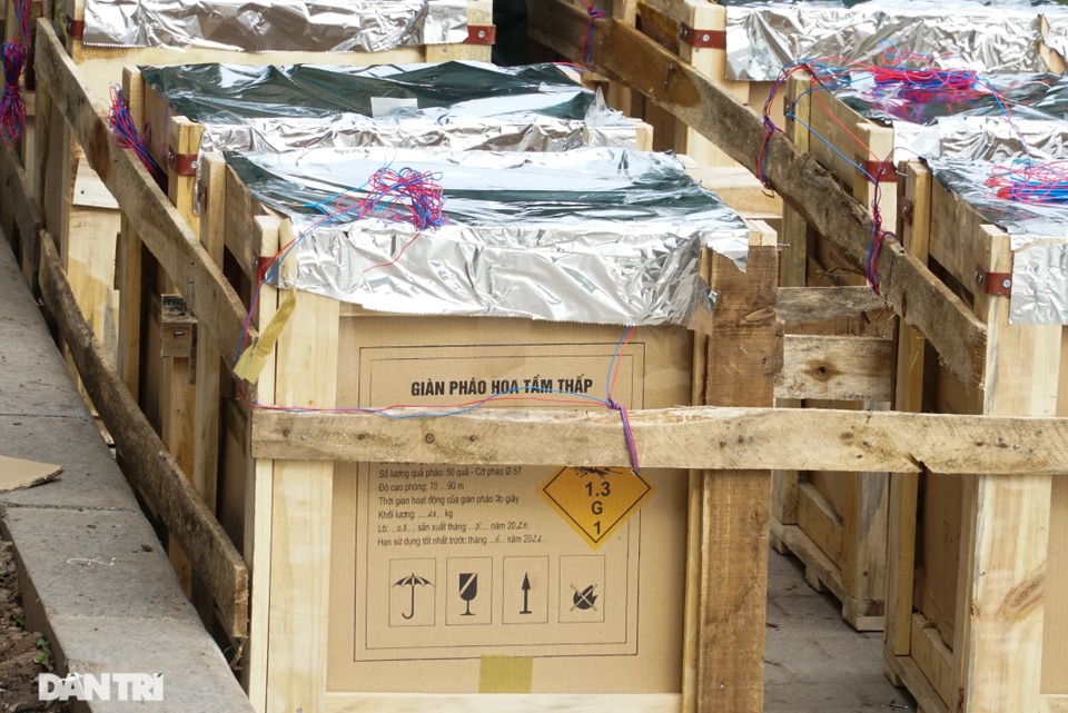 Cận cảnh trận địa pháo hoa hồ Gươm chuẩn bị khai hỏa đón Tết 2021 - 5 Cận cảnh trận địa pháo hoa hồ Gươm chuẩn bị khai hỏa đón Tết 2021 - 5