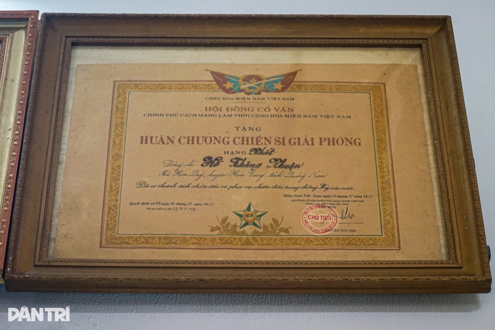 Chuyện tình cựu thuyền phó tàu không số, nên duyên từ chiếc kẹp tóc - 2 Chuyện tình cựu thuyền phó tàu không số, nên duyên từ chiếc kẹp tóc - 2