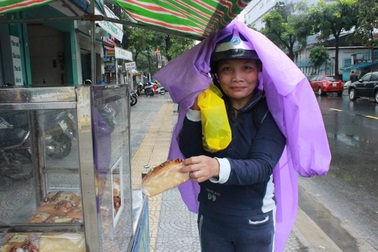 Tủ bánh mì miễn phí ấm lòng những ngày mưa lạnh
