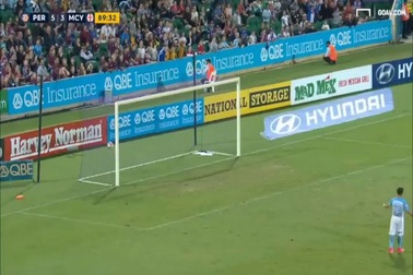 Pha bóng thủ môn bắt chiếc rê dắt như Messi