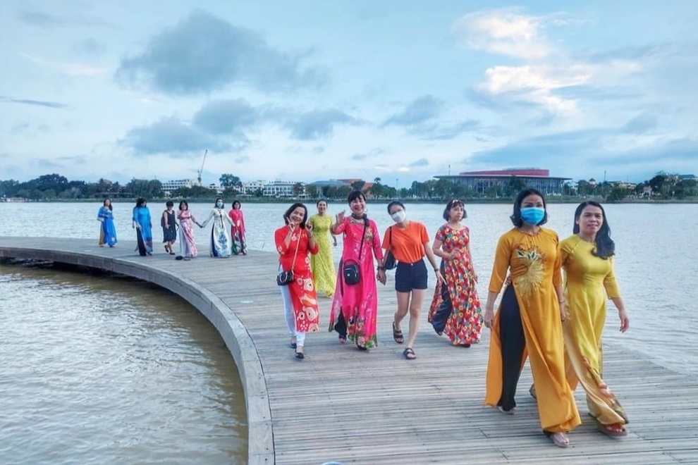 Điểm nhấn áo dài Huế tại Liên hoan Phim Việt Nam XXII - 4 Điểm nhấn áo dài Huế tại Liên hoan Phim Việt Nam XXII - 4