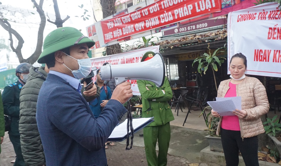 Vụ người dân quyết bám trụ chung cư nguy hiểm: Cưỡng chế phá dỡ - 3 Vụ người dân quyết bám trụ chung cư nguy hiểm: Cưỡng chế phá dỡ - 3
